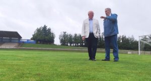 André Corzani et Gérard Keff apprécient le travail de remise en état de la pelouse